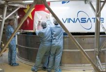 Gắn cờ Việt Nam lên tên lửa phóng VINASAT-2
