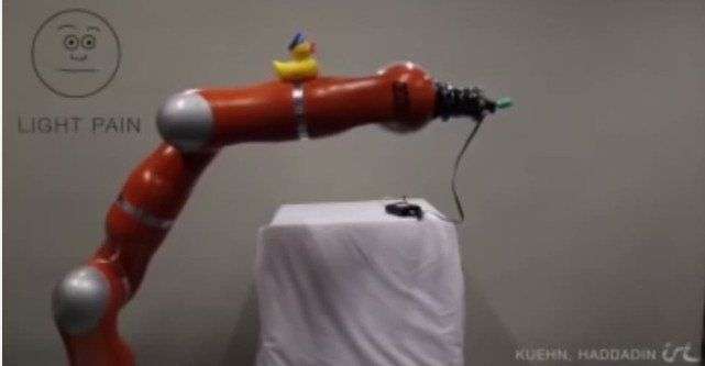 Vì sao nhà khoa học muốn dạy robot cảm nhận nỗi đau?
