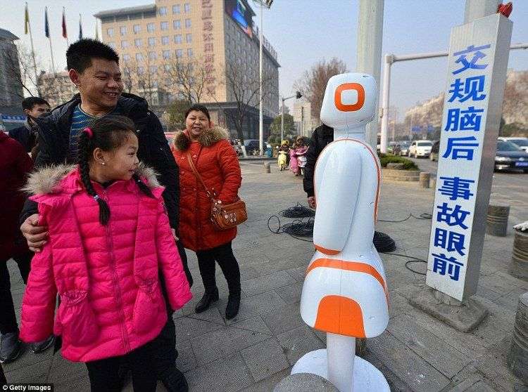 Trung Quốc bắt đầu dùng robot để ngăn người đi bộ qua đường sai vị trí
