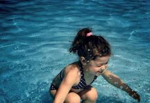 Bức ảnh khiến dân mạng tranh cãi: Cô bé ở trên hay dưới nước?