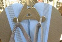 Đôi dép màu xanh hay màu vàng gây sốt mạng xã hội