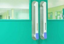 Anh sản xuất tay nắm cửa sát trùng giúp hạn chế ô nhiễm