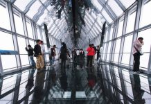 Ngắm cảnh từ những đài quan sát đáy kính cao vút