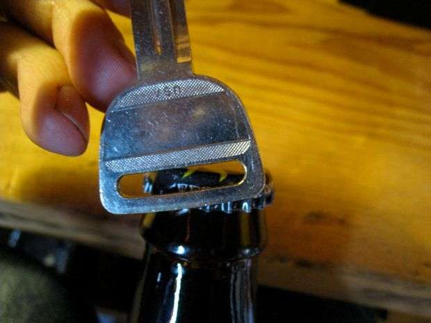 Thủ thuật đơn giản để biến chìa khóa của bạn thành cái mở bia