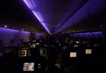 Vì sao khi máy bay cất cánh, hạ cánh lại chỉ để đèn tối lờ mờ?