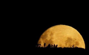 Ghi hình mặt trăng khổng lồ