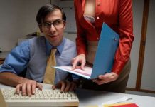 Tại sao đàn ông thích vòng một của phụ nữ?