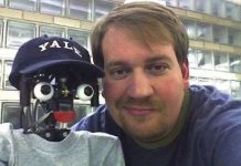 Robot nhận biết được mình trong gương