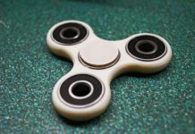 Cách chơi fidget spinner, thú vui xả stress đang khiến dân tình điên đảo