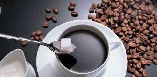 Khoa học đằng sau thói quen cho đường vào cafe