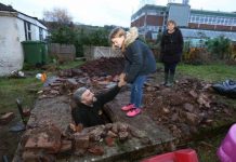 Thấy hố ga lạ ở sân, chui xuống phát hiện bí mật hoành tráng