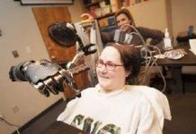 Người liệt điều khiển mô hình máy bay bằng ý nghĩ Người liệt điều khiển mô hình máy bay bằng ý nghĩ