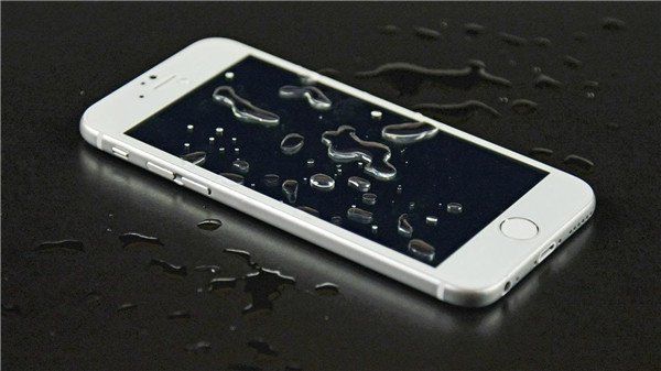 Sai lầm lớn nhất bạn có thể mắc phải khi cố cứu điện thoại, tai nghe... bị nước vào