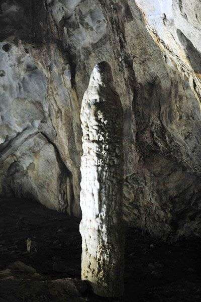 Vẻ đẹp kỳ ảo ở hang động khô dài nhất châu Á