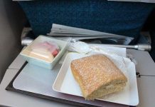 Tại sao đồ ăn trên máy bay thường rất dở?