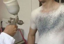 Làm ra quần áo từ bình xịt