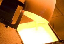 Chế tạo robot giúp phân tích và phát triển loại thủy tinh mới