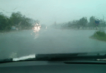 Vì sao nên bật đèn khi đi trong mưa?