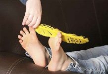 Vì sao bạn không thể cù chính mình?