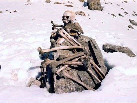 Bí ẩn hồ xương người khổng lồ trên đỉnh Himalaya