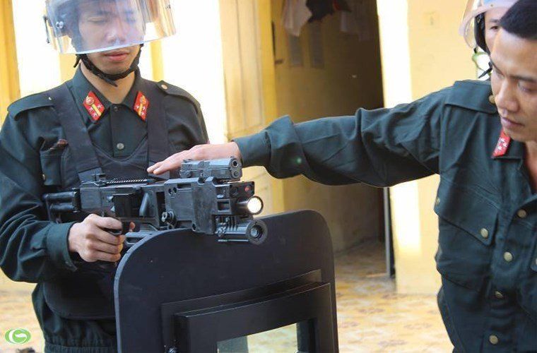 Ngạc nhiên với súng bẻ góc cực hiện đại của CSCĐ Việt Nam