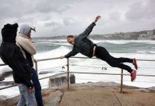 Đi xe máy nhanh như gió bão nhưng tại sao không bị thổi bay?