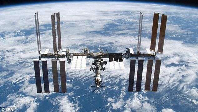 Trạm ISS bay qua Mặt trăng