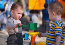 Trẻ 5 tuổi cũng biết giả bộ “phóng khoáng”