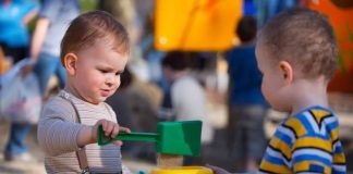 Trẻ 5 tuổi cũng biết giả bộ “phóng khoáng”