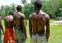 Tập tục kỳ dị của bộ tộc biến cơ thể thành... cá sấu