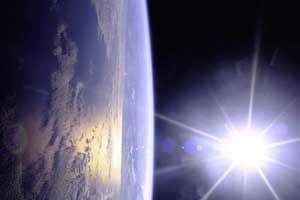 Khoảng cách Trái đất - Mặt trời ngày càng lớn