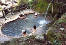 Vì sao người Nhật đội chiếc khăn nhỏ mỗi khi tắm "khỏa thân" suối nước nóng?