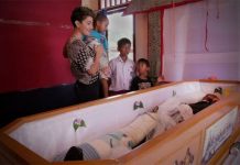 Kỳ lạ phong tục "sống với người chết" ở Indonesia