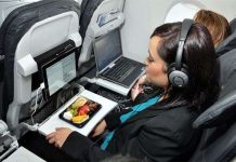 Vì sao cần tắt điện thoại, kéo cửa sổ khi máy bay cất/hạ cánh?