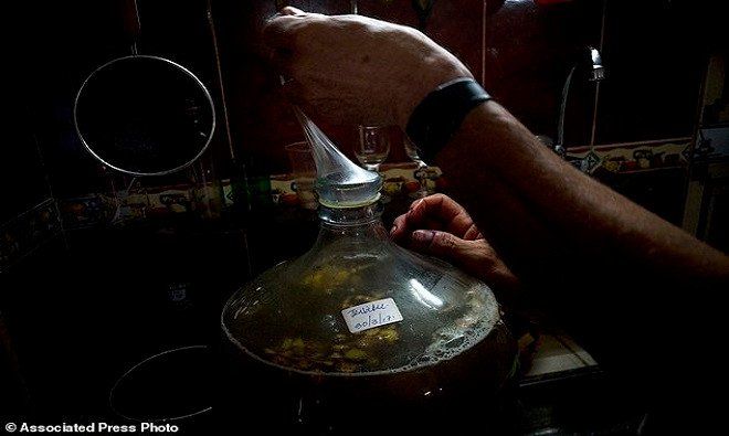 Nông dân Cuba dùng bao cao su để ngâm rượu trái cây
