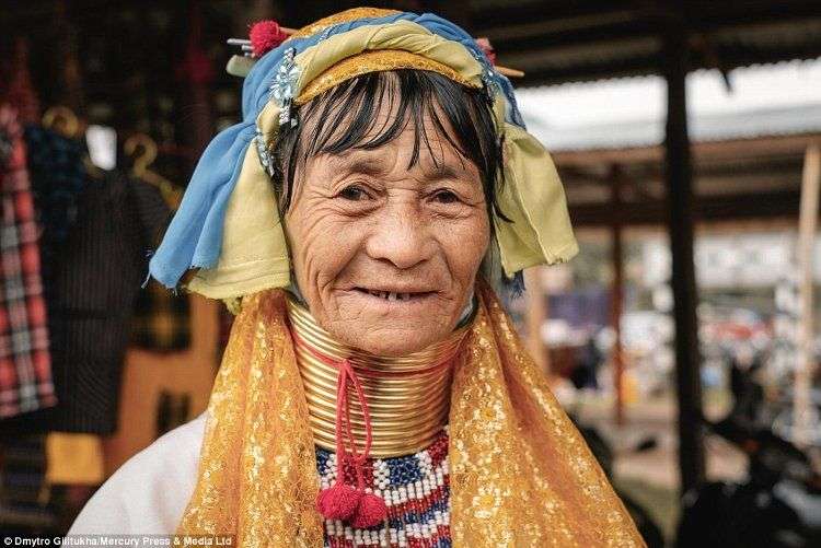 Khám phá ngôi làng có những người phụ nữ cổ dài kỳ lạ