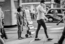 Tại sao đứng im một chỗ còn mỏi hơn cả đi bộ?