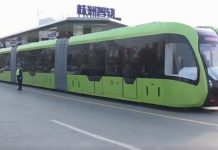 Tàu "không đường ray" chạy trên đường phố Trung Quốc