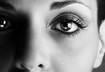 Ảo giác đáng sợ khi nhìn chằm chằm vào mắt người khác quá lâu