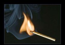 Tại sao que diêm nằm ngang bị uốn cong khi cháy?