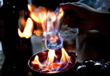 Bí ẩn vùng đất nơi người dân uống “lửa xanh” để xua tan tội lỗi Bí ẩn vùng đất nơi người dân uống “lửa xanh” để xua tan tội lỗi