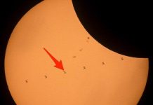 Mặt Trăng trùm bóng đen lên Trái Đất khi nhìn từ vũ trụ