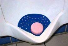 Lí do cho đá lạnh vào bồn cầu toilet nam không phải ai cũng biết