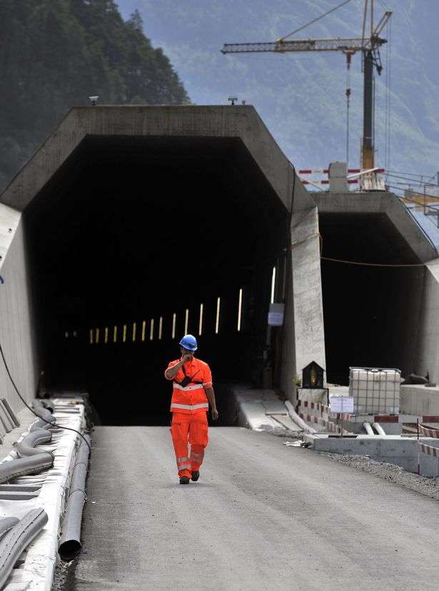 Hầm đường sắt dài nhất thế giới hoàn thành sau 7 thập kỷ