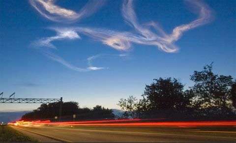 Sự kỳ bí của các đám mây dạ quang