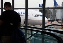 Vì sao hãng hàng không Mỹ có thể cho đặt quá vé và loại hành khách?