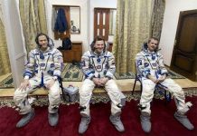 Đội bay vũ trụ quốc tế thứ 35 trở về Trái Đất an toàn Đội bay vũ trụ quốc tế thứ 35 trở về Trái Đất an toàn