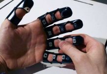 Điện thoại di động ở... găng đeo tay