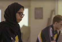 Nữ sinh chế tạo robot đi học thay người