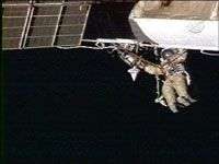 Phi hành gia Nga lắp đặt tấm bảo vệ cho Trạm không gian quốc tế